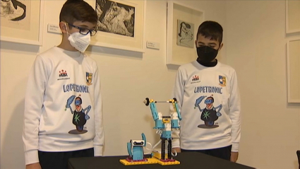 Alumnos del Lope de Vega con su robot