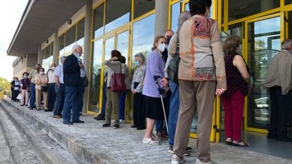 Colas para recibir la tercera dosis de la vacuna en Badajoz