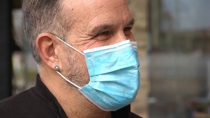 Isidro Ortiz frente a la Pizzería donde salvó la vida a un comensal