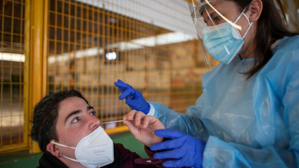 Enfermera realizando un test de antígeno