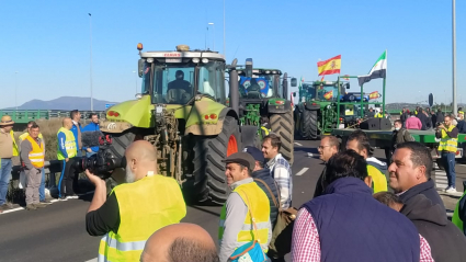 Agricultores accediendo a la rotonda donde comenzará la manifestación