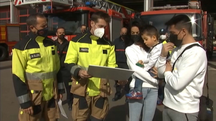 Bomberos de Cáceres entregan cheque a niño con enfermedad rara