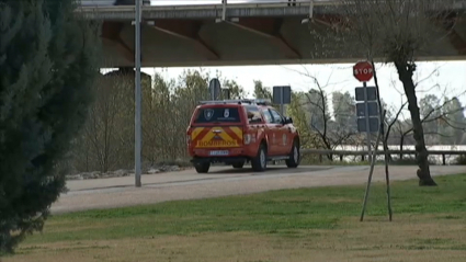 Bomberos en el río Guadiana en Badajoz