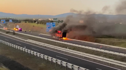 Camión con la rueda incendiada en la autovía