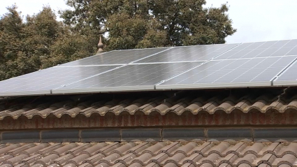 Placas solares sobre una vivienda unifamiliar