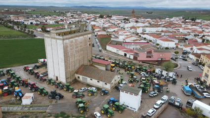 Concentración de camiones y tractores en Bienvenida