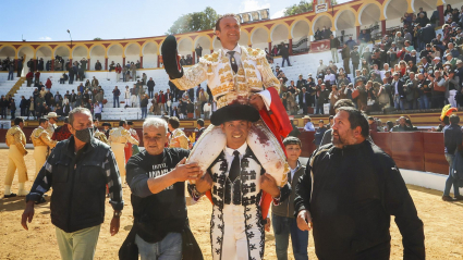 El diestro Antonio Ferrera sale a hombros de la plaza de Olivenza, donde este domingo se ha enfrentado a seis toros de la ganadería de Victorino Martín, en la Feria de Olivenza 2022 en su 31 edición.