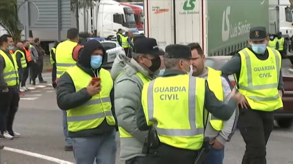 Guardia Civil y piquetes de transportistas