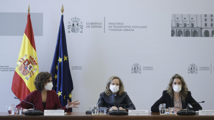 La vicepresidenta primera del Gobierno y ministra de Economía, Nadia Calviño (c) junto a la ministra de Hacienda, María Jesús Montero (i) y la de Transporte Raquel Sánchez (d) durante su encuentro con los miembros del Comité Nacional del Transporte por Carretera (CNTC) este jueves en la sede del Ministerio.