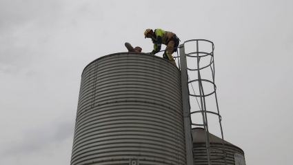 El bombero de la Diputación Provincial de Badajoz, rescatando al trabajador