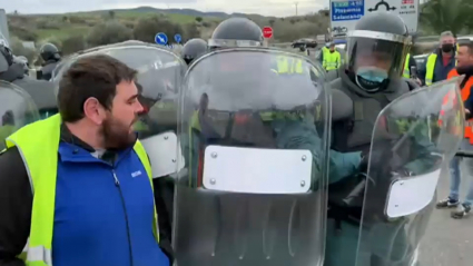 Tensión en las protestas de transportistas en el área de servicio 'El Caldero' de Plasencia