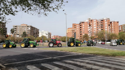 Tractores participando en la marcha lenta de Badajoz para exigir bajadas de impuestos a los carburantes