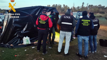 Equipo roca de la Guardia Civil en un asentamiento