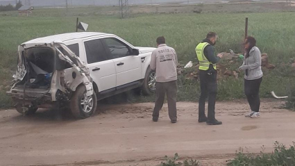 Vehículo accidentado en un paso a nivel en Castuera