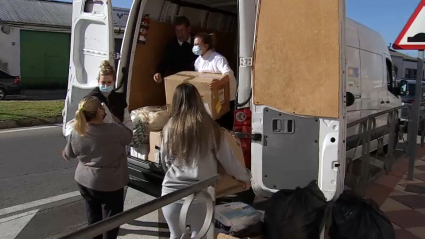 La furgoneta va cargada con material para los refugiados ucranianos