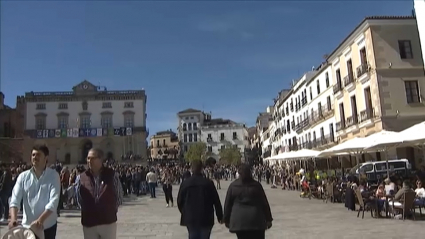 Turistas paseando por Cáceres