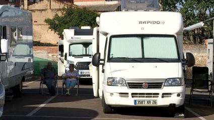 Pareja pasando la tarde en el párking de autocaravanas de Badajoz