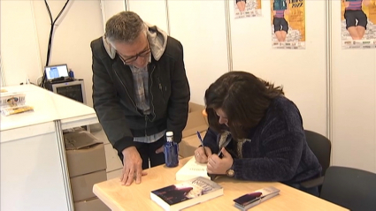 Elena Campos firmando ejemplares de 'Guerreros del Anillo: el legado del agua' en la Feria del Libro de Cáceres