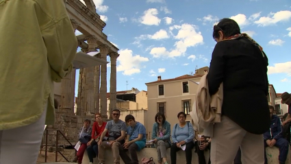 Momento del 'Paseo Literario' a los pies del Templo de Diana