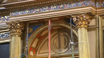 Parte de la hornacina central del retablo apuntalada por las termitas