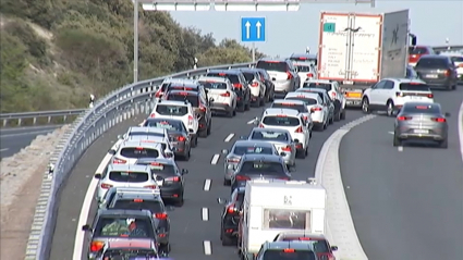 Coches parados por el atasco en la A5 a la altura de Navalmoral de la Mata