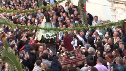 Encuentro entre la Virgen y el Cristo Resucitado con las calles 'enrramás'