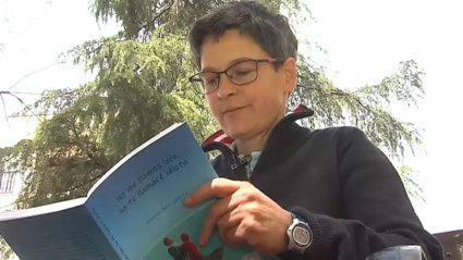 Cristina Sanz, leyendo su libro 'No me llames loco, no te llamaré idiota'