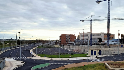 Urbanización en construcción con nuevas plazas de aparcamiento