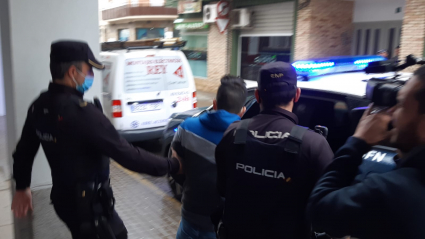 El detenido, saliendo esposado de los juzgados