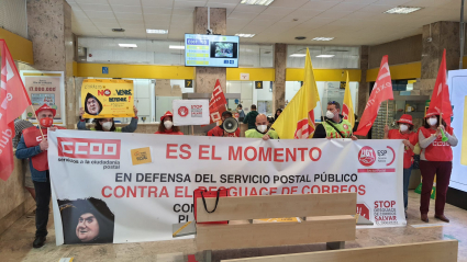 Representantes de UGT y CCOO durante su encierro