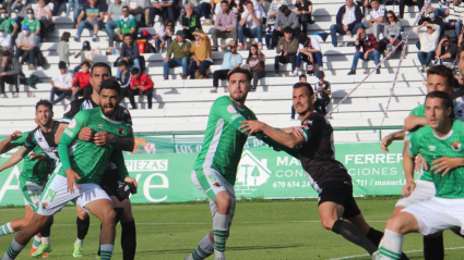 Un momento del partido entre el Cacereño y el Mérida.