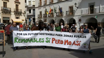 Pancarta con la reivindicación de los miembros de la plataforma cívica "Sierra de Montánchez"