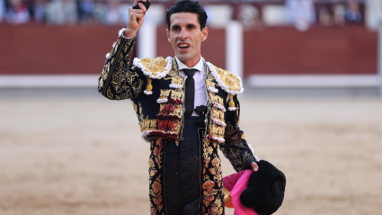 Talavante saluda con la oreja que cortó en la Feria San Isidro