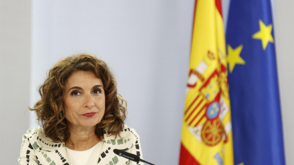 La ministra de Hacienda, María Jesús Montero, participa en la rueda de prensa celebrada tras la reunión del Consejo de Ministros, que aprueba un plan con el que se busca convertir a España en un importante centro de diseño y fabricación de microchips, mediante la canalización de 11.000 millones de euros de fondos europeos, este martes en el complejo del Palacio de La Moncloa.