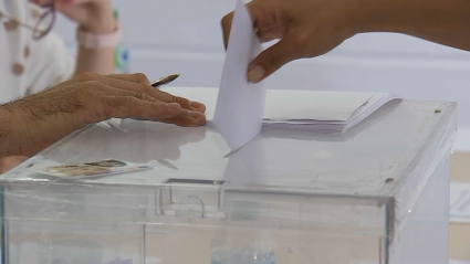 Un agricultor deposita un voto en las elecciones al campo