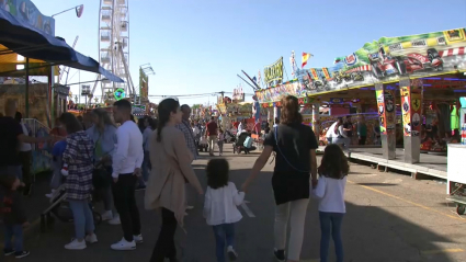 Familias en la Feria de Cáceres esta tarde