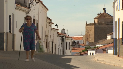 Vecina de Fuente de Cantos paseando por la calle