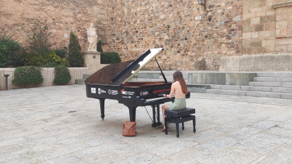 Joven pianista tocando al aire libre