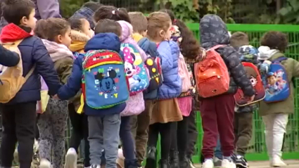 Niños haciendo cola para entrar en el colegio