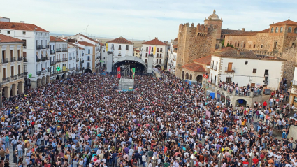 La Plaza Mayor de Cáceres, prácticamente llena a última hora de la tarde