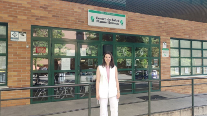 Joven MIR a las puertas del centro de salud donde trabajará