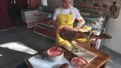 Cortador de jamón en el Salón del Jamón Ibérico de Jerez de los Caballeros