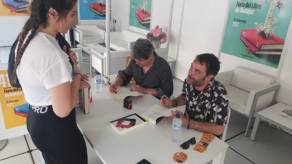 Antonio Mercero y Agustín Martínez, firmando los libros de Carmen Mola en Badajoz