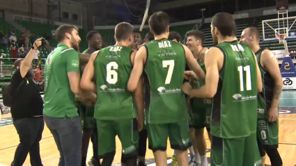Jugadores del Cáceres celebran la victoria frente al Palma