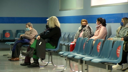 Mujeres en sala de espera del médico