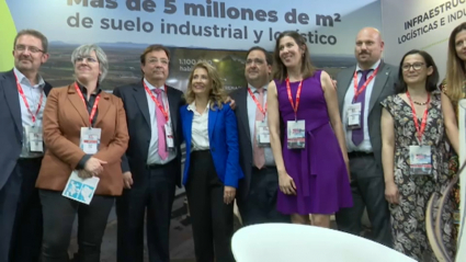 El presidente de la Junta de Extremadura y la ministra de Transportes, en el stand de la región en el Salón de la Logística de Barcelona.