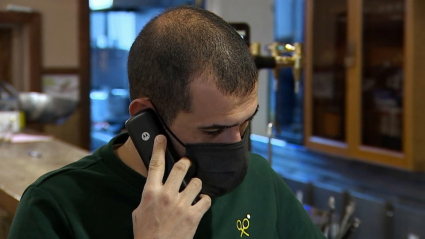 Hombre hablando por teléfono