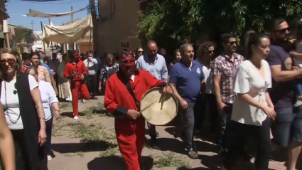 Momento de la procesión en Helechosa de los Montes (Badajoz)