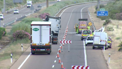 Camión accidentado en la autovía