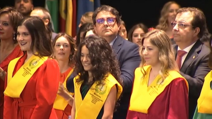 Estudiantes de Medicina en su acto de graduación con la presencia de José María Vergeles y Guillermo Fernández Vara